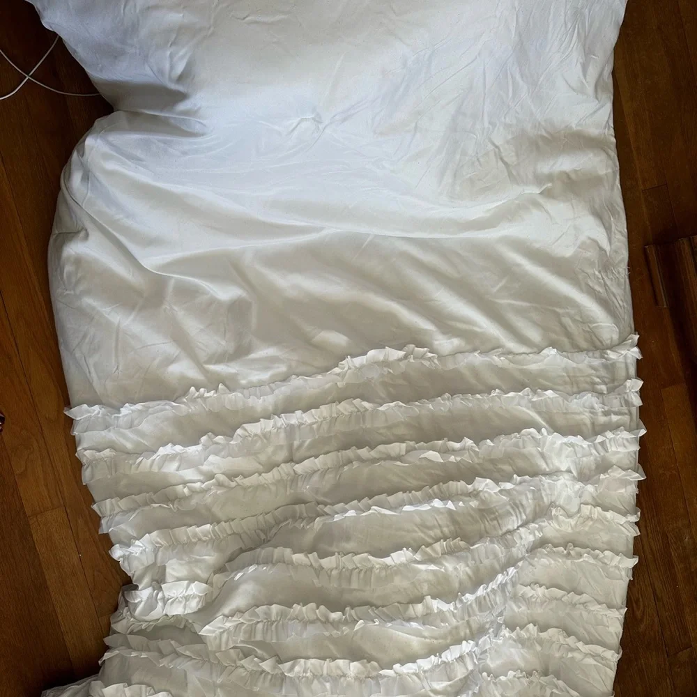 Twin Size White ruffle comforter Cynthia Rowley